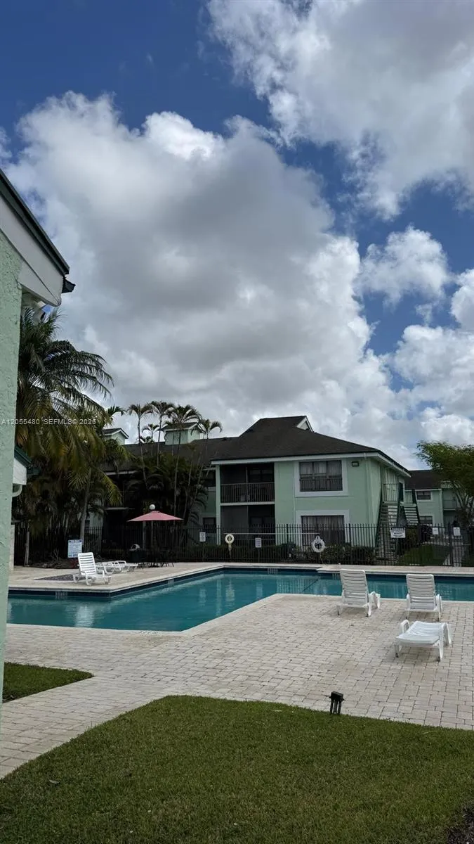 Foto de propiedad en 4098 N Pine Island Road 100, Sunrise, FL 33351 Sunrise con MLS# 