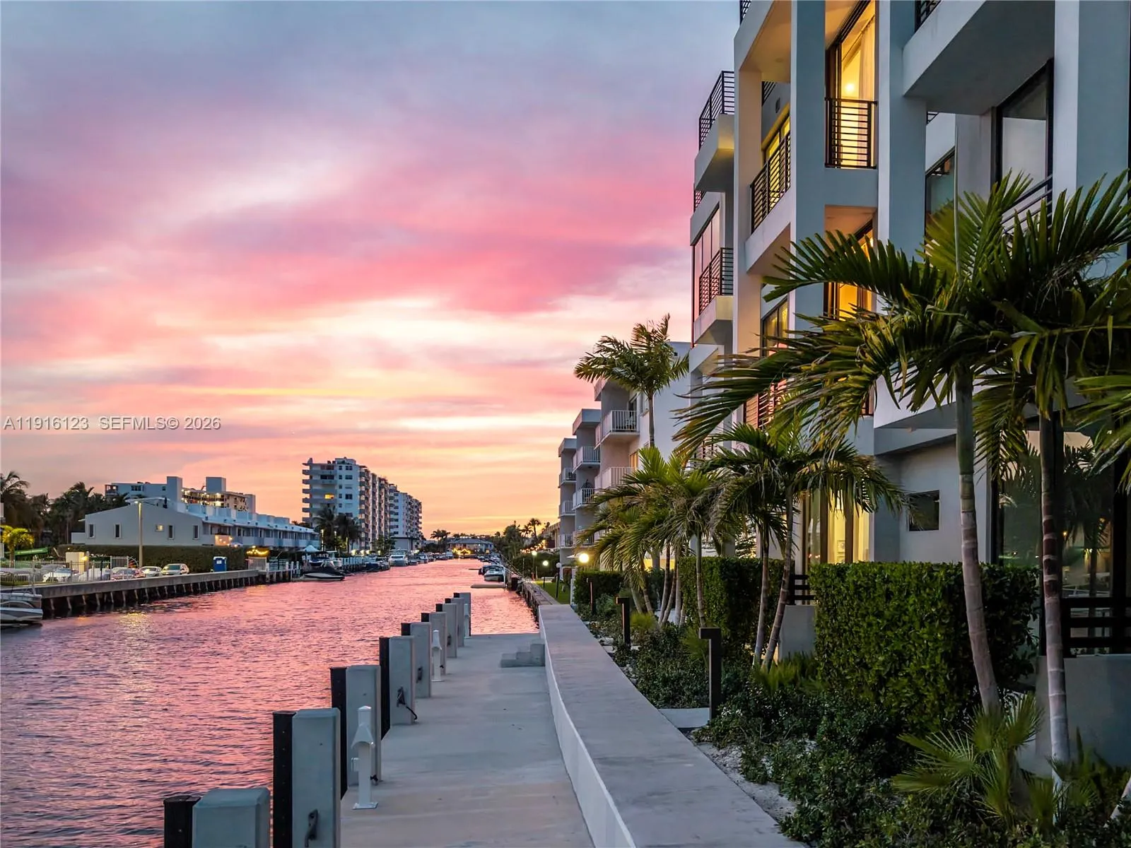 Foto de propiedad en 4098 NE 167 Street 9, North Miami Beach, FL 33160 North Miami Beach con MLS# 