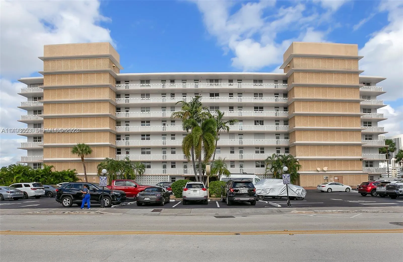 Foto de propiedad en 410 Golden Isles Drive 202, Hallandale Beach, FL 33009 Hallandale Beach con MLS# 