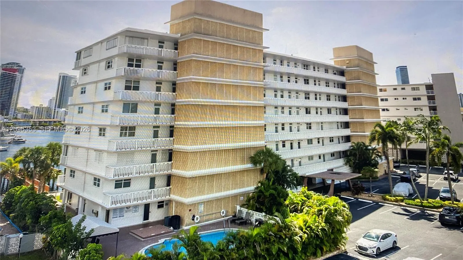 En Venta 410 Golden Isles Drive 407, Hallandale Beach, FL 33009, Hallandale Beach, FL 33009