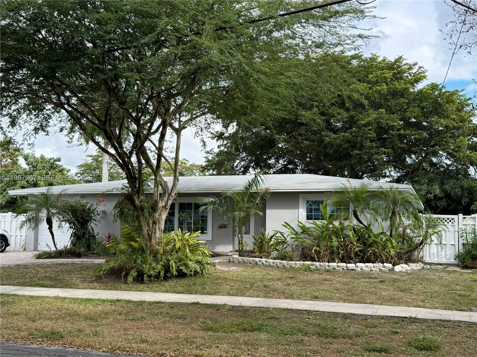 Foto de propiedad en 410 SW 56th Avenue, Plantation, FL 33317 Plantation con MLS# 
