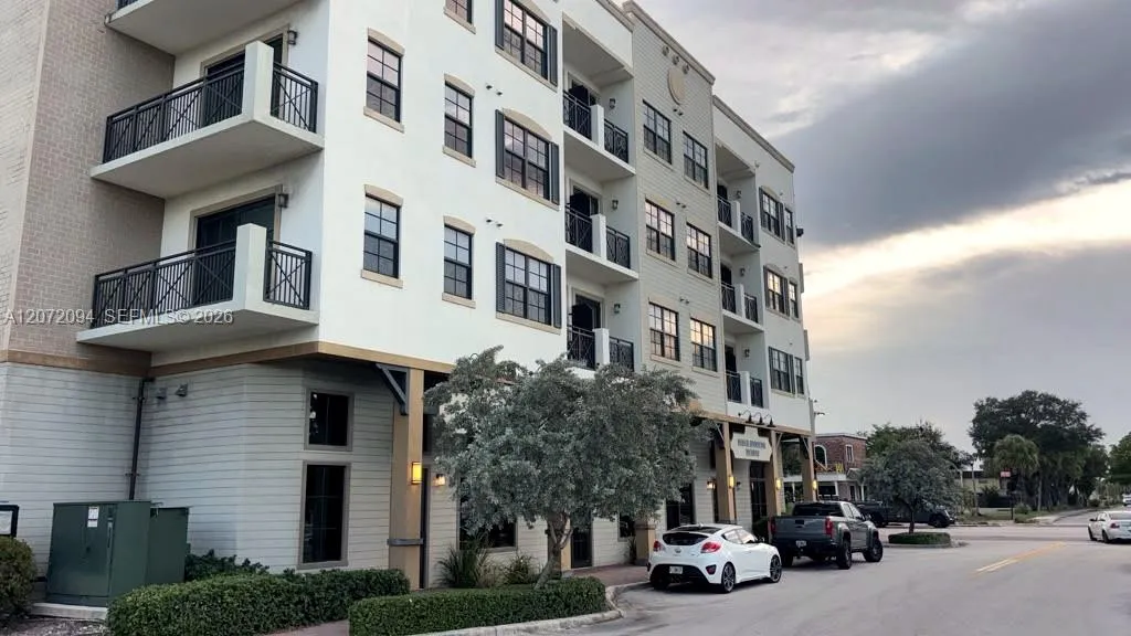 Foto de propiedad en 4100 SW 64th Avenue 408, Davie, FL 33314 Davie con MLS# 