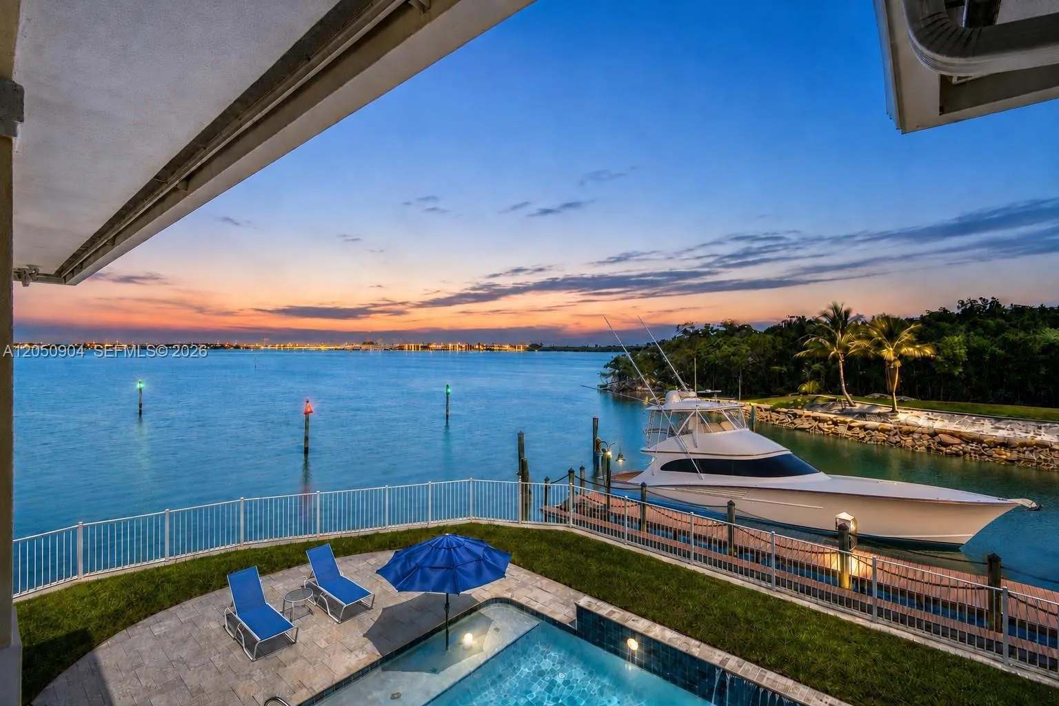 Foto de propiedad en 4105 NE Rigels Cove Way, Jensen Beach, FL 34957 Jensen Beach con MLS# 