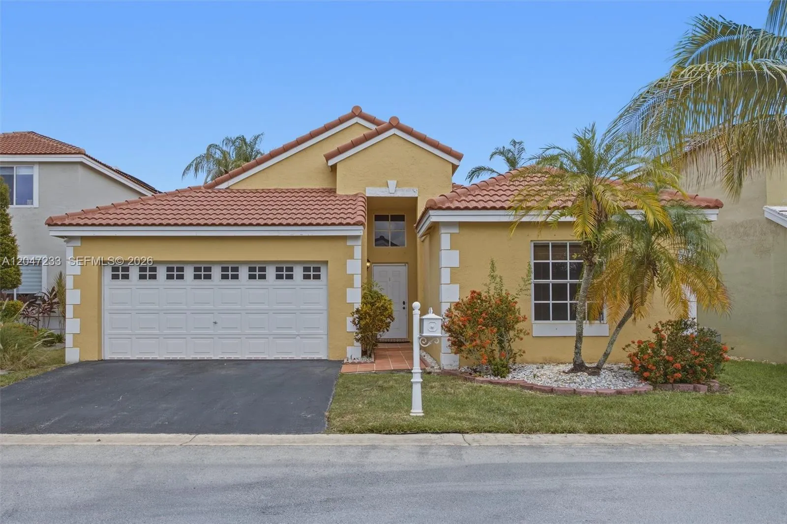 Foto de propiedad en 411 Bermuda Springs Drive, Weston, FL 33326 Weston con MLS# 