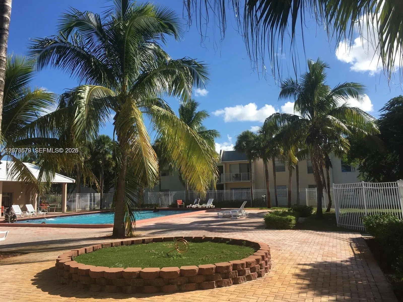 Foto de propiedad en 411 Executive Center Drive 203, West Palm Beach, FL 33401 West Palm Beach con MLS# 