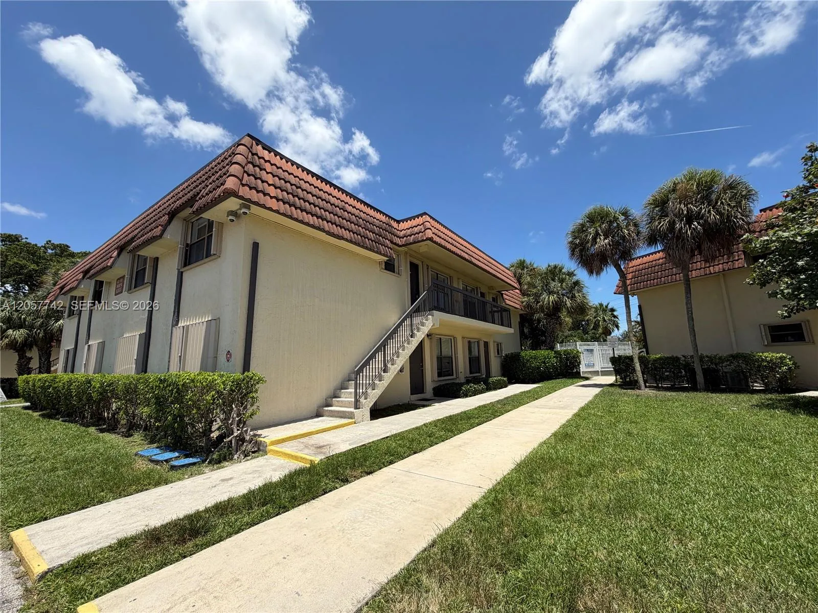 Foto de propiedad en 411 NW 100th Place 201, Pembroke Pines, FL 33024 Pembroke Pines con MLS# 