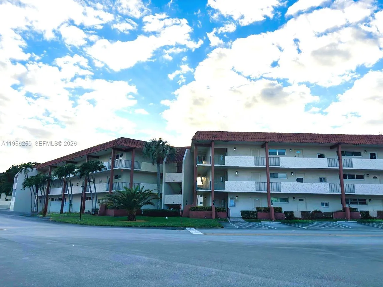 Foto de propiedad en 411 S Hollybrook Drive 305, Pembroke Pines, FL 33025 Pembroke Pines con MLS# 