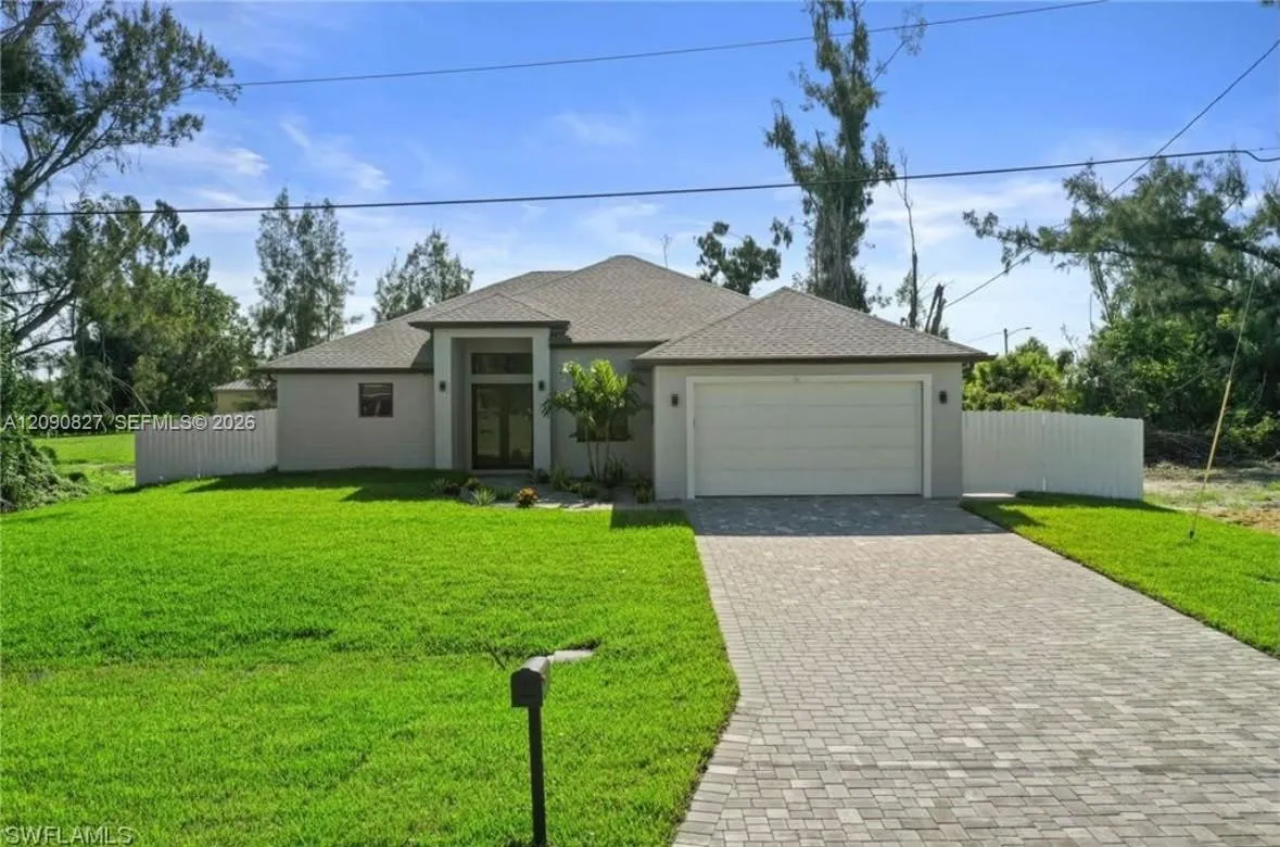 Foto de propiedad en 411 SW 19 Avenue, Cape Coral, FL 33991 Cape Coral con MLS# 