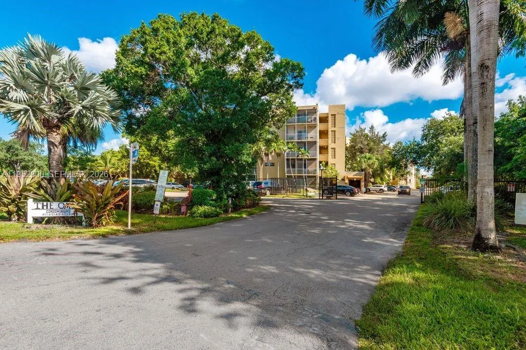 Foto de propiedad en 4111 Stirling Road 308, Dania Beach, FL 33314 Dania Beach con MLS# 