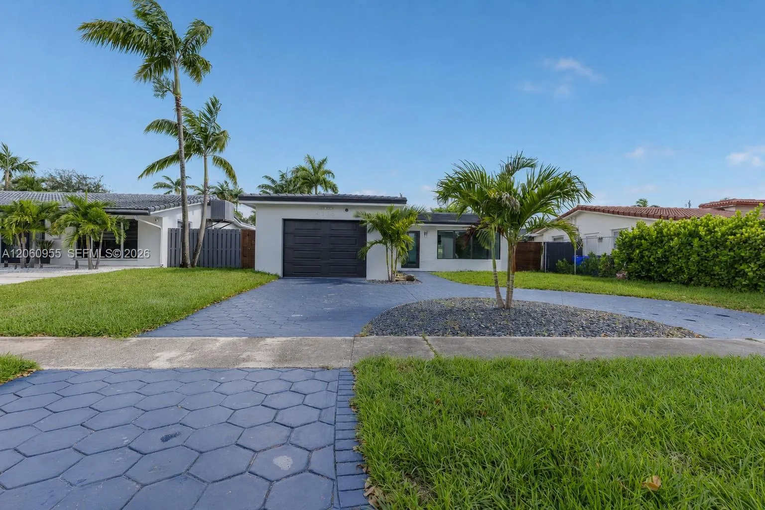 Foto de propiedad en 4115 Madison Street, Hollywood, FL 33021 Hollywood con MLS# 