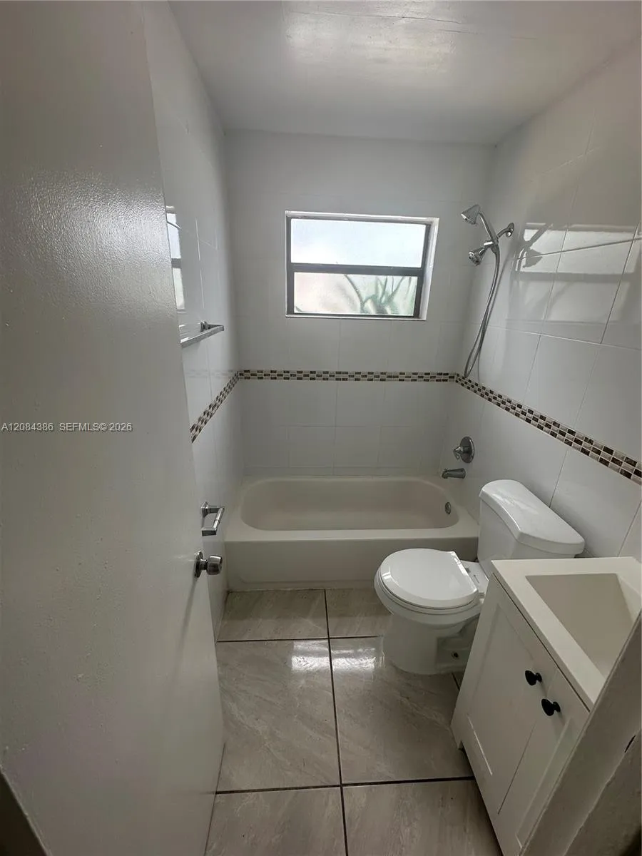 Foto de propiedad en 4120 SW 19th Street 1, West Park, FL 33023 West Park con MLS# 