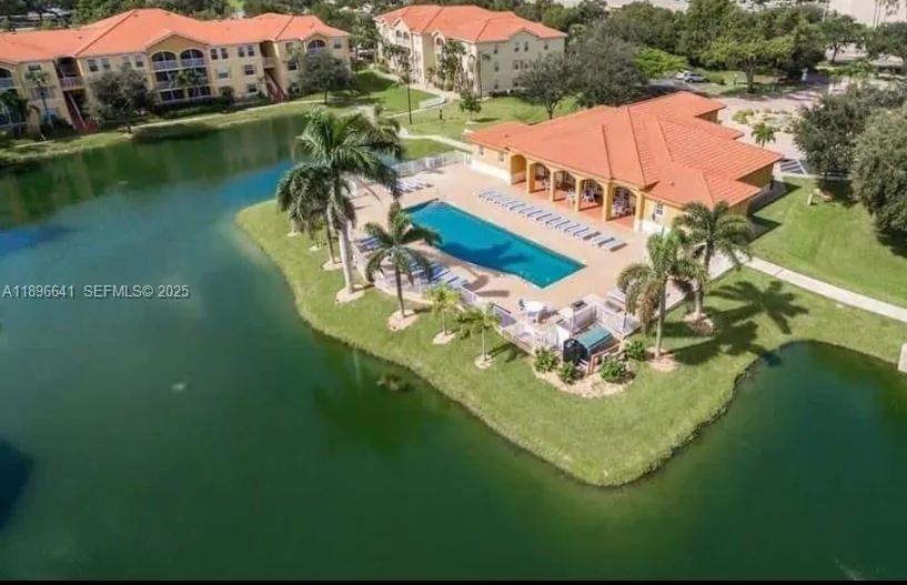 Foto de propiedad en 4122 Residence Drive 102, Fort Myers, FL 33901 Fort Myers con MLS# 