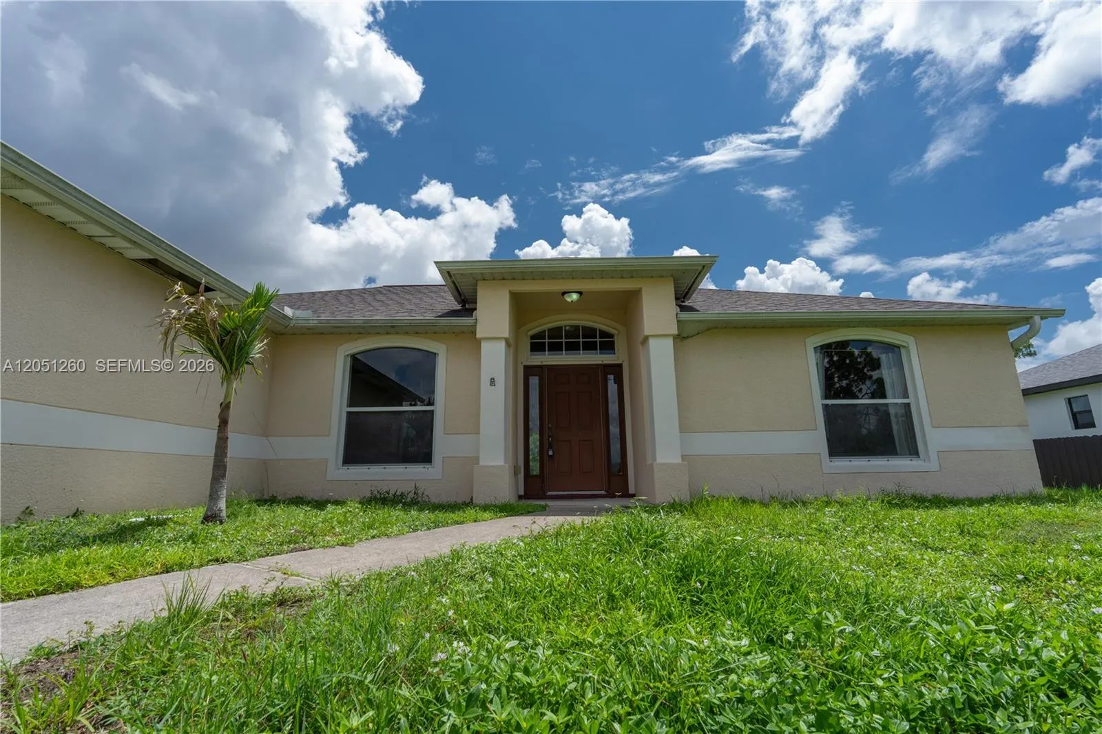 Foto de propiedad en 4129 NE 19th Place, Cape Coral, FL 33909 Cape Coral con MLS# 