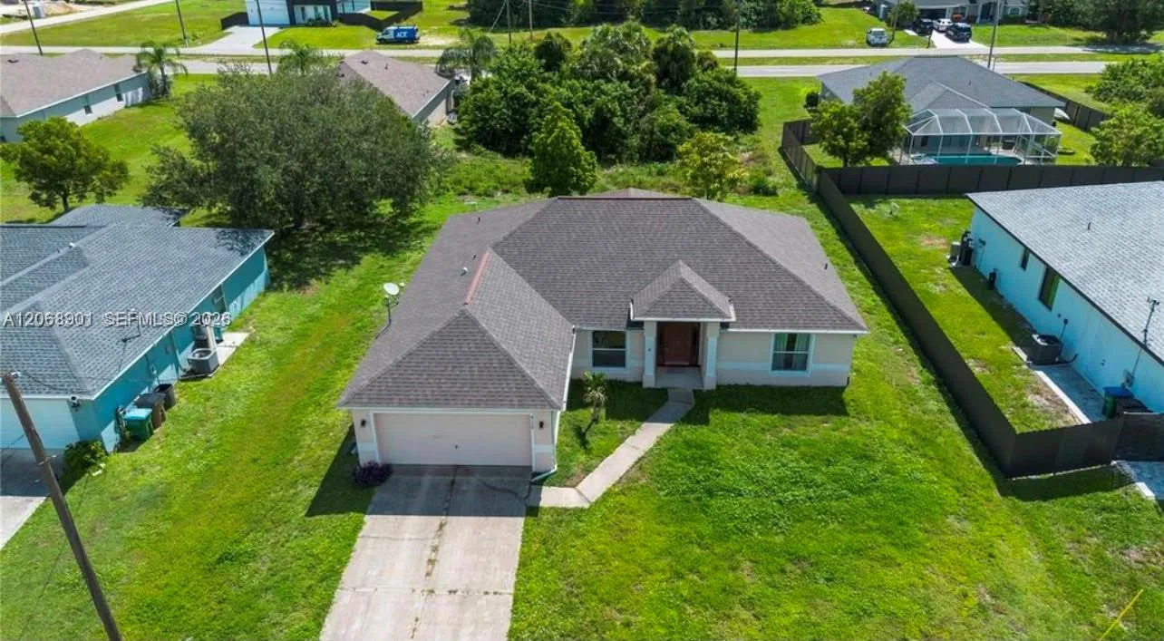 Foto de propiedad en 4129 NE 19th Place, Cape Coral, FL 33909 Cape Coral con MLS# 