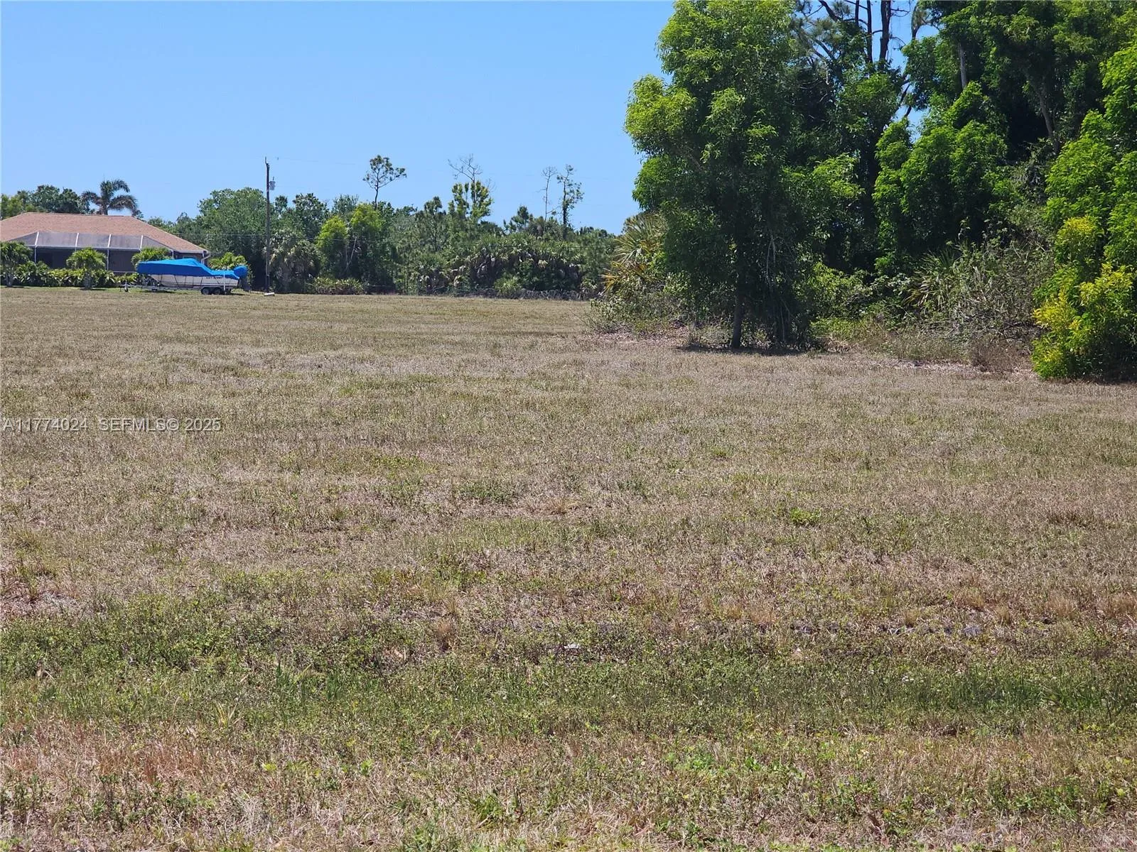 Foto de propiedad en 4134 NW 39 Th Place, Cape Coral, FL 33993 Cape Coral con MLS# 