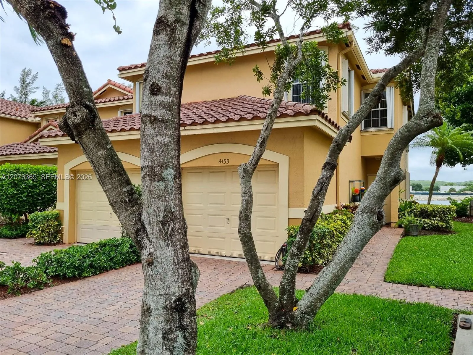 Foto de propiedad en 4135 Crystal Lake Drive, Deerfield Beach, FL 33064 Deerfield Beach con MLS# 
