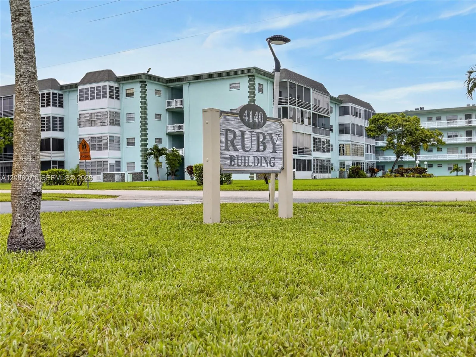 Foto de propiedad en 4140 NW 44th Avenue 408, Lauderdale Lakes, FL 33319 Lauderdale Lakes con MLS# 