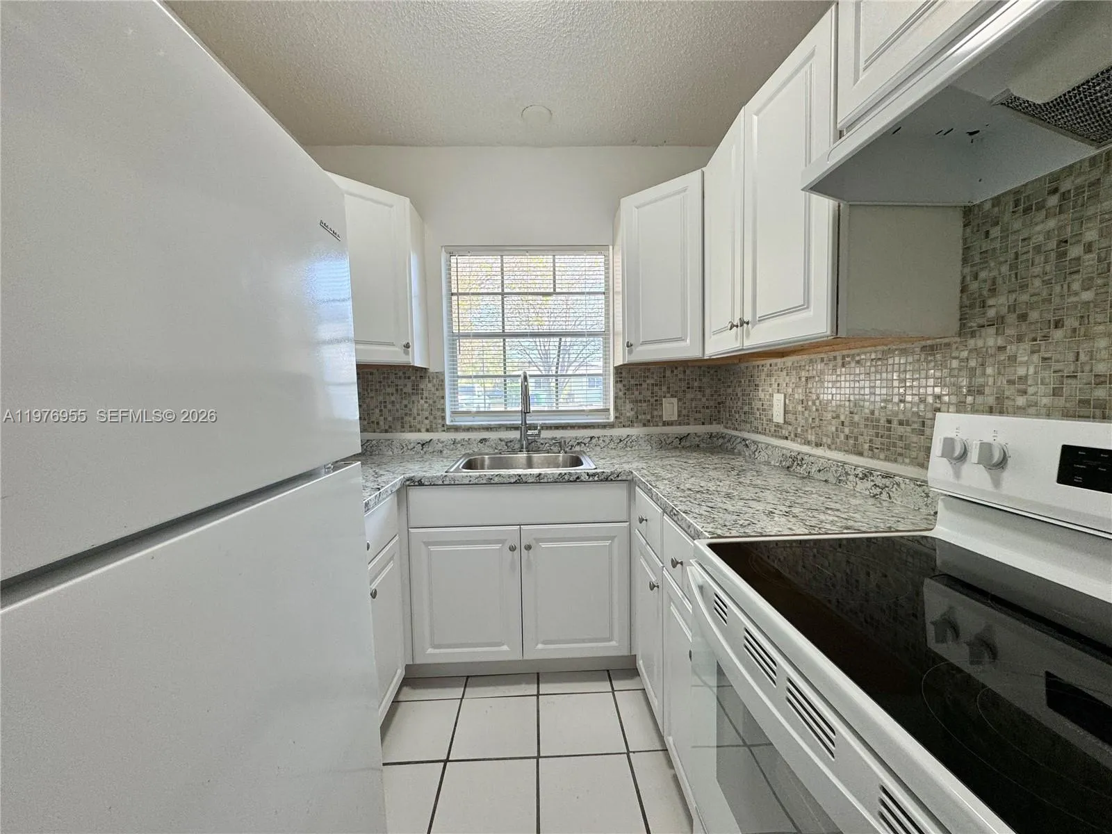 Foto de propiedad en 4140 Woodside Drive 107, Coral Springs, FL 33065 Coral Springs con MLS# 