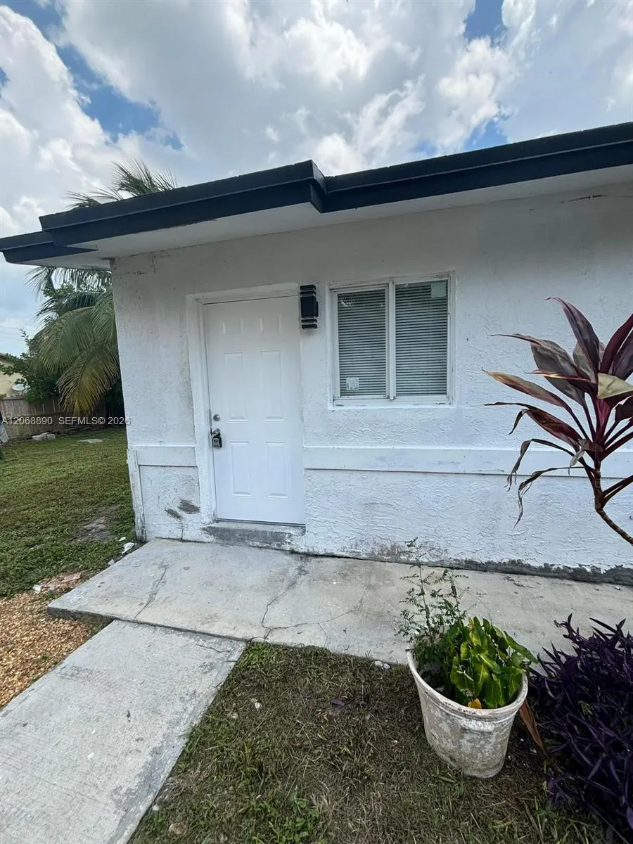 Foto de propiedad en 4145 SW 19th Street, West Park, FL 33023 West Park con MLS# 