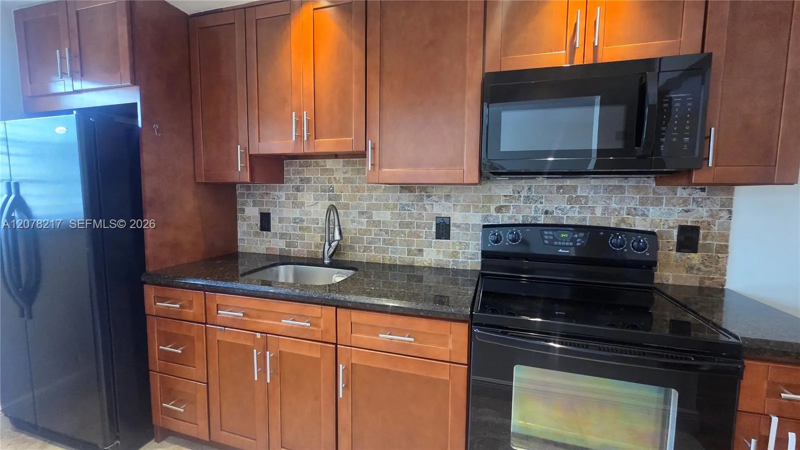 Foto de propiedad en 415 NE 2nd Street 105, Hallandale Beach, FL 33009 Hallandale Beach con MLS# 