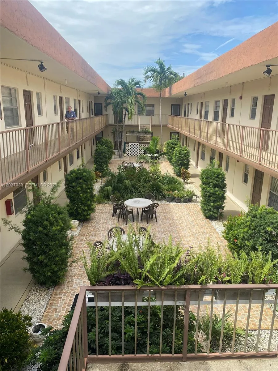 Foto de propiedad en 415 NE 2nd Street 222, Hallandale Beach, FL 33009 Hallandale Beach con MLS# 