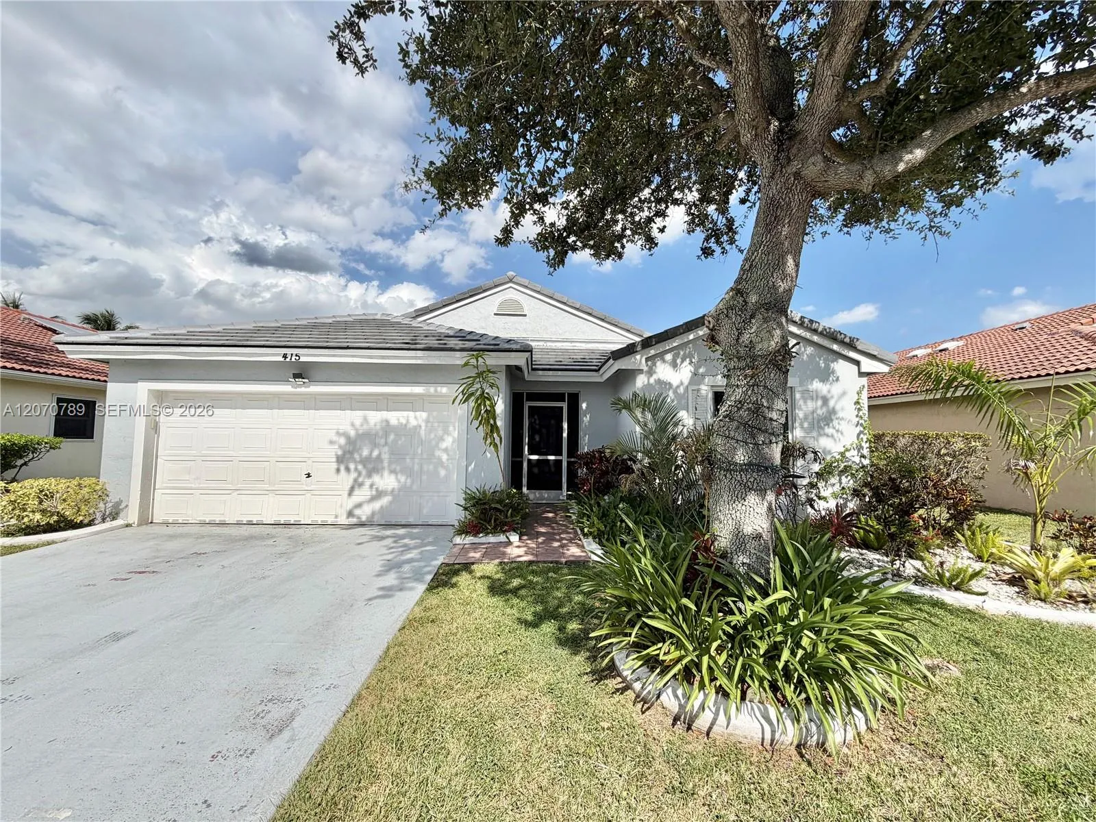 Foto de propiedad en 415 NW 165th Avenue, Pembroke Pines, FL 33028 Pembroke Pines con MLS# 