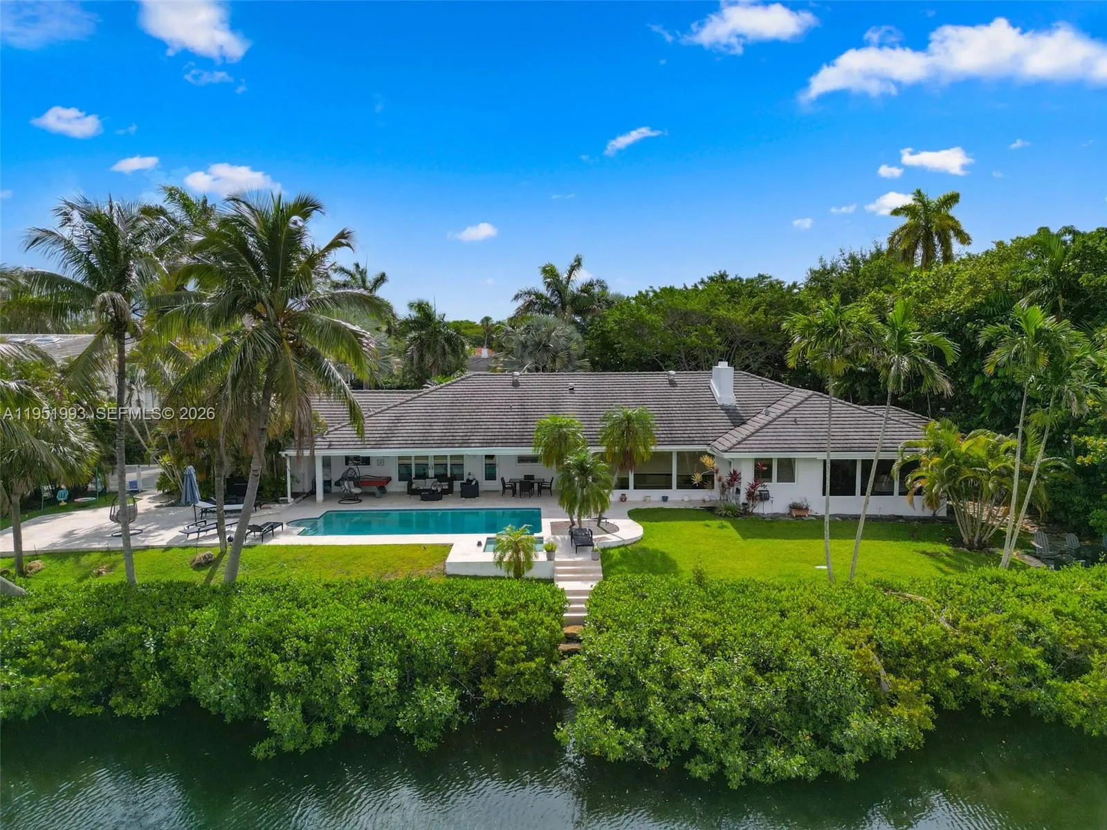 Foto de propiedad en 415 Rovino Avenue, Coral Gables, FL 33156 Coral Gables con MLS# 