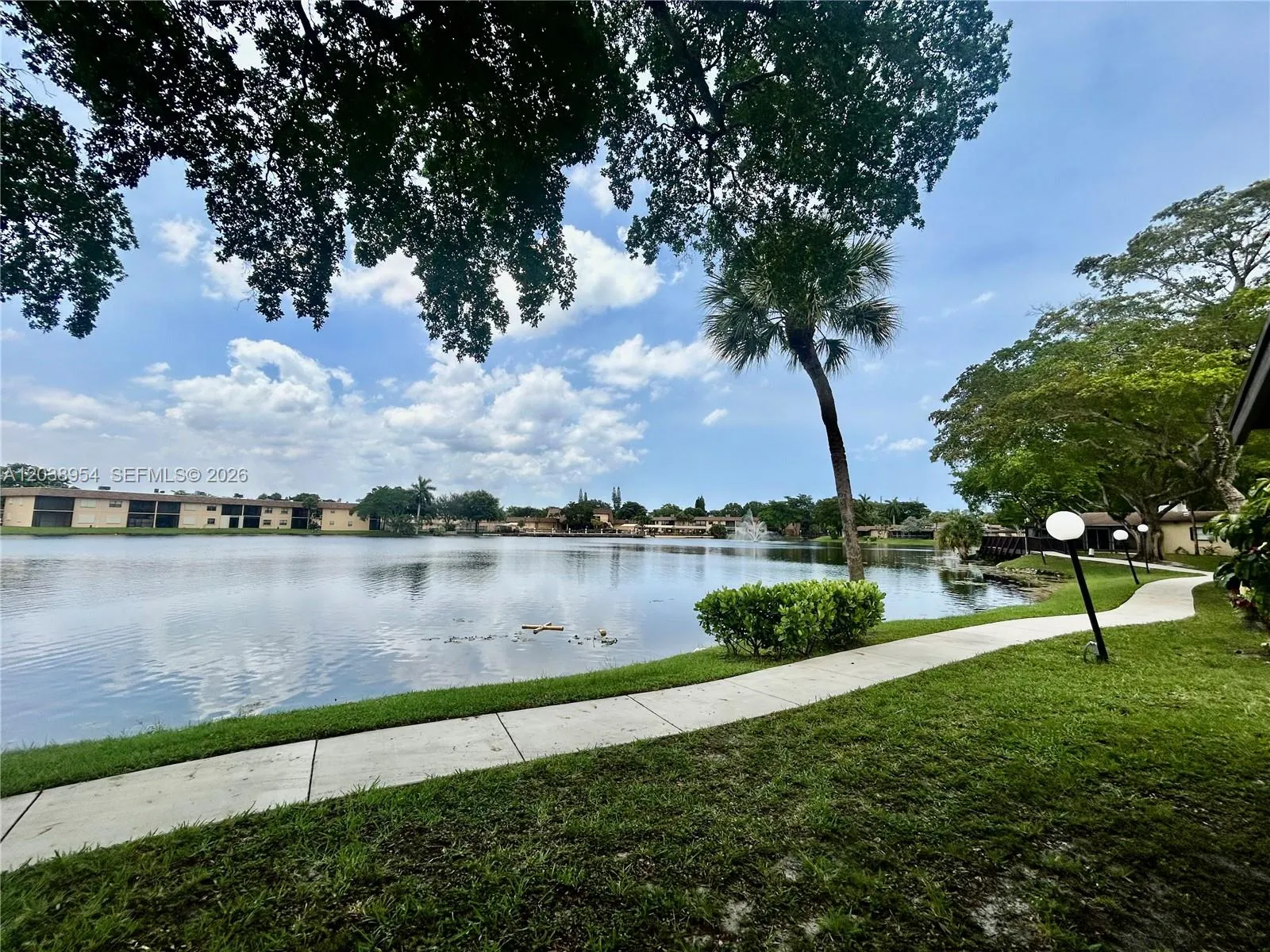 Foto de propiedad en 416 Briarwood Circle 2-24, Hollywood, FL 33024 Hollywood con MLS# 