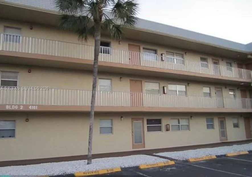 Foto de propiedad en 4161 NW 26th Street 304, Lauderhill, FL 33313 Lauderhill con MLS# 