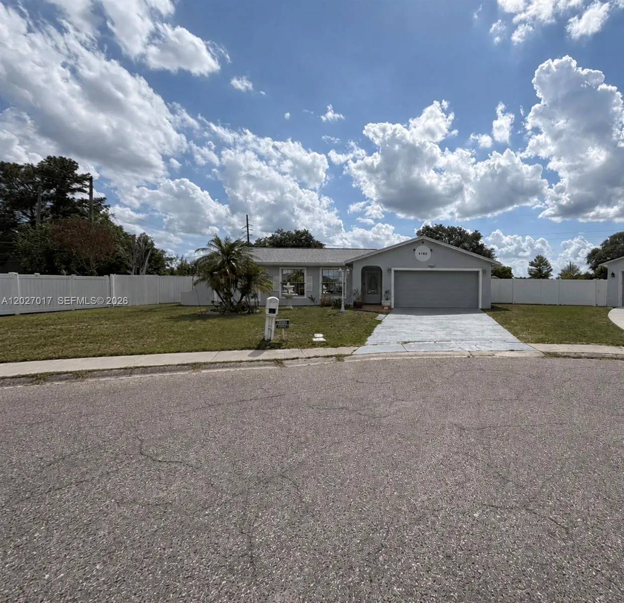 Foto de propiedad en 4162 Kingsbridge Drive, Orlando, FL 32839 Orlando con MLS# 