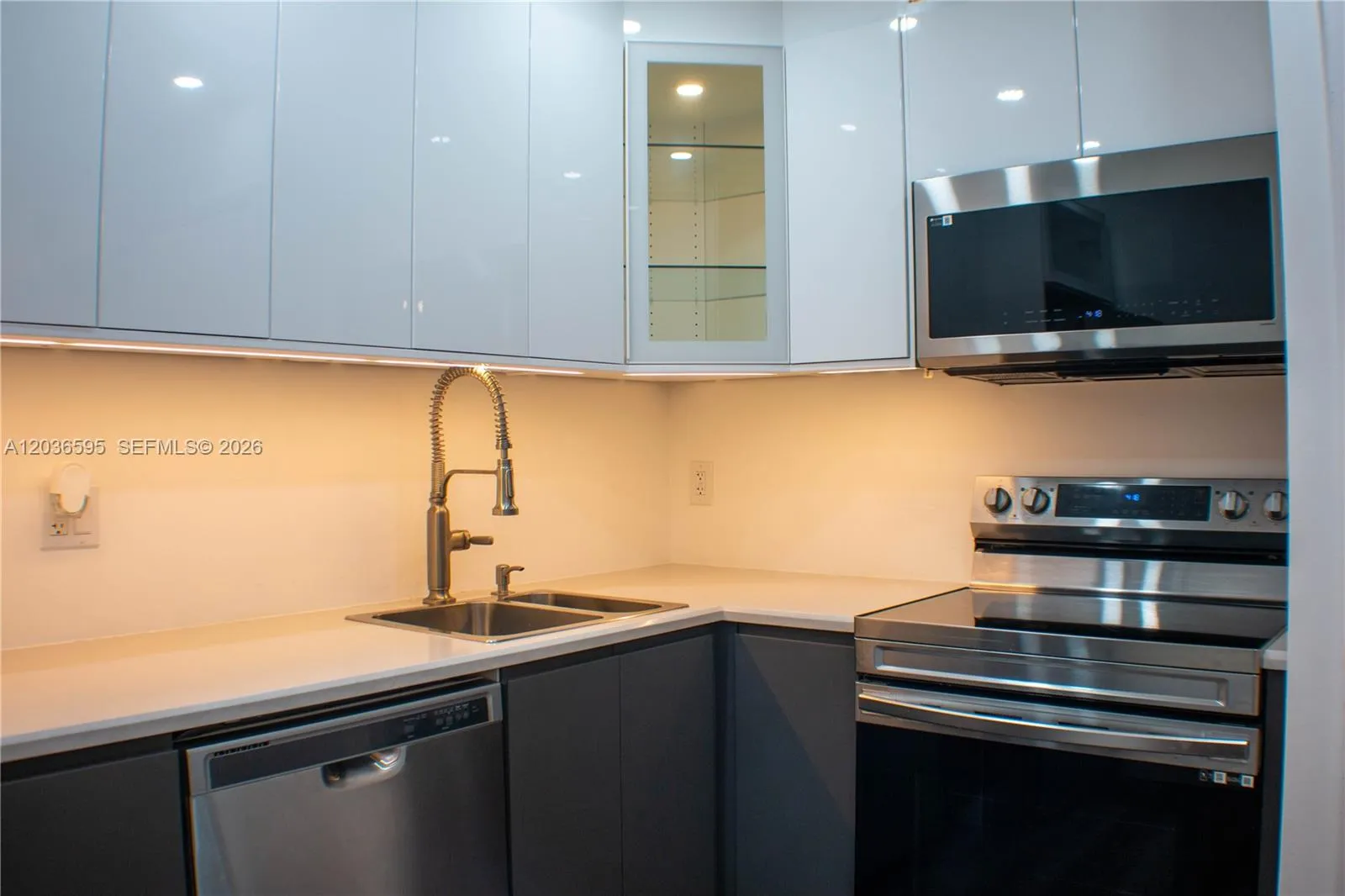 Foto de propiedad en 4164 Inverrary Drive 1004, Lauderhill, FL 33319 Lauderhill con MLS# 