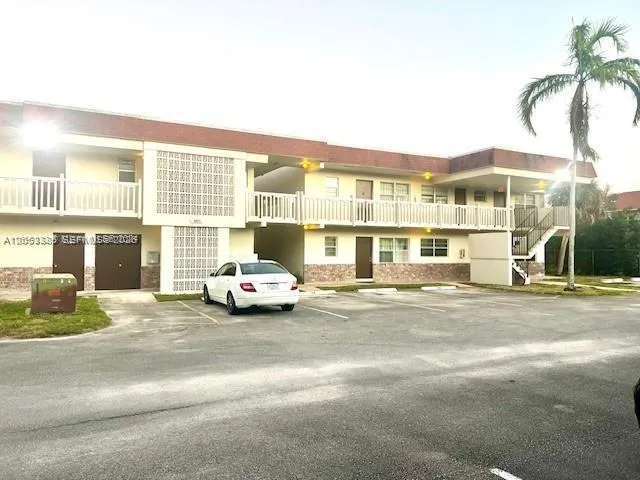 Foto de propiedad en 4165 SW 67th Avenue 206B, Davie, FL 33314 Davie con MLS# 