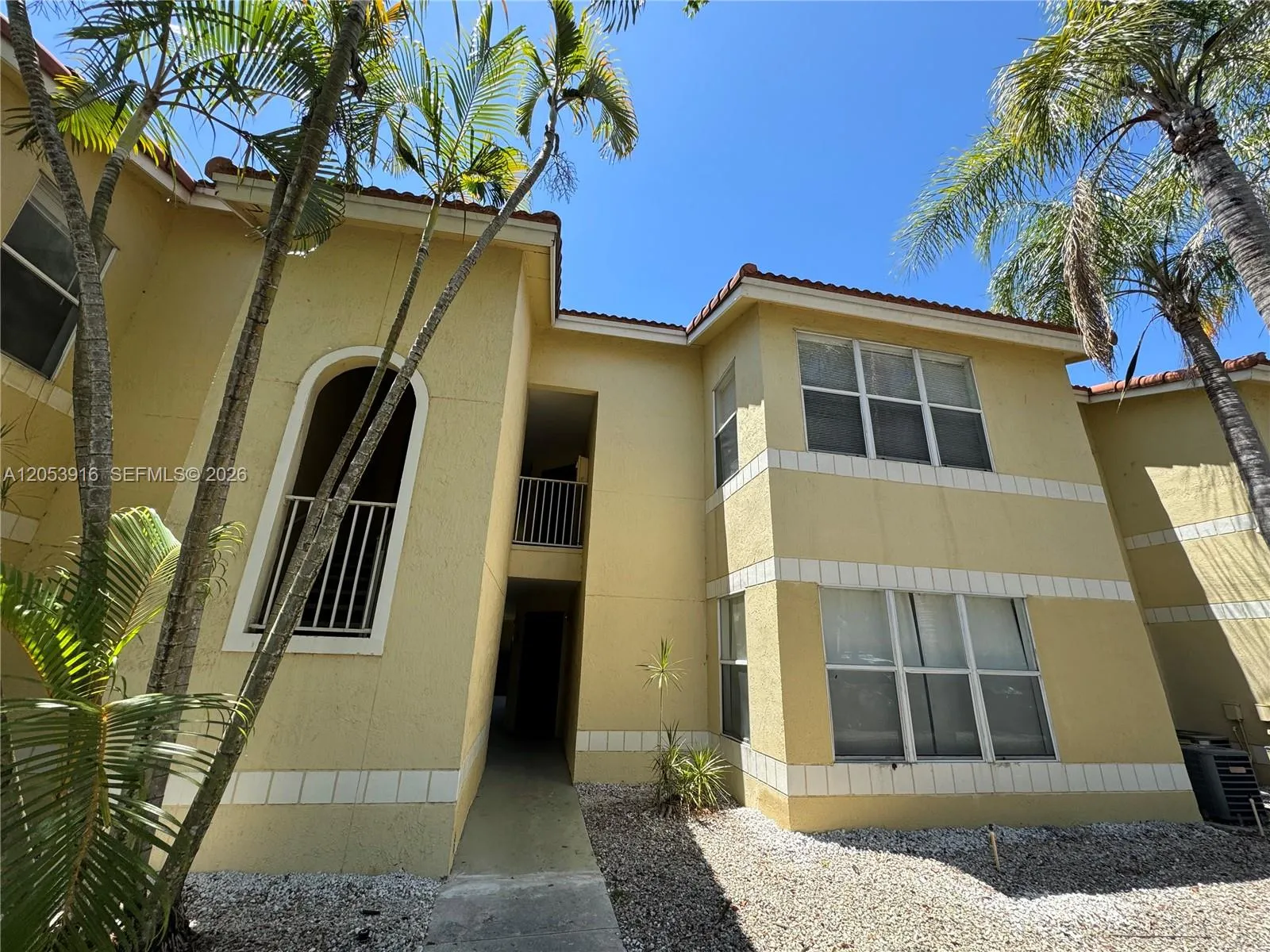 Foto de propiedad en 417 Vista Isles Drive 2324, Sunrise, FL 33325 Sunrise con MLS# 