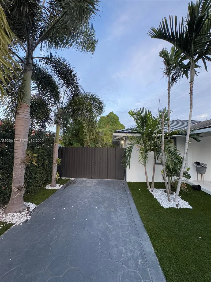 Foto de propiedad en 4171 SW 99th Court SIDE, Miami, FL 33165 Miami con MLS# 