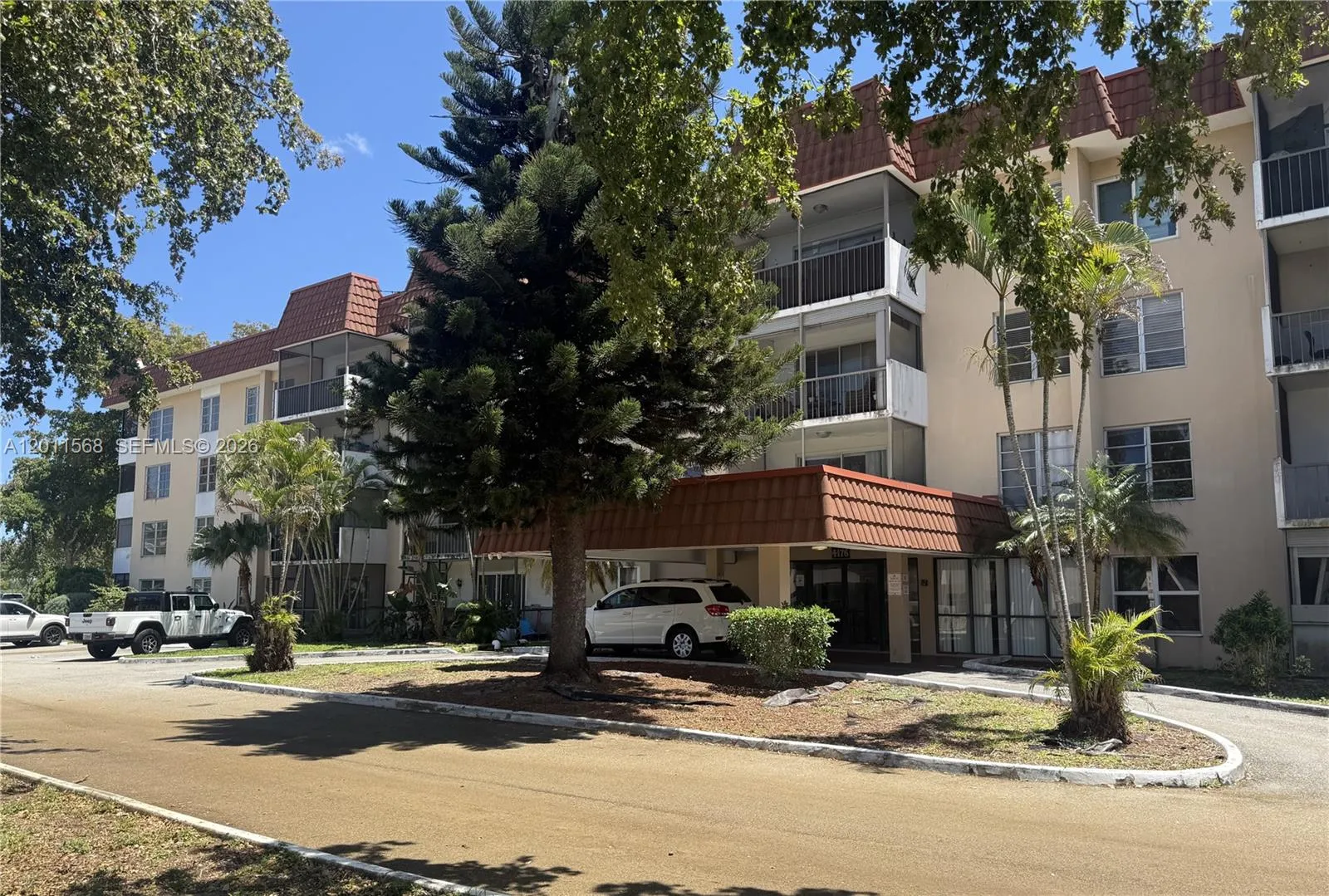 Foto de propiedad en 4176 Inverrary Drive 103, Lauderhill, FL 33319 Lauderhill con MLS# 