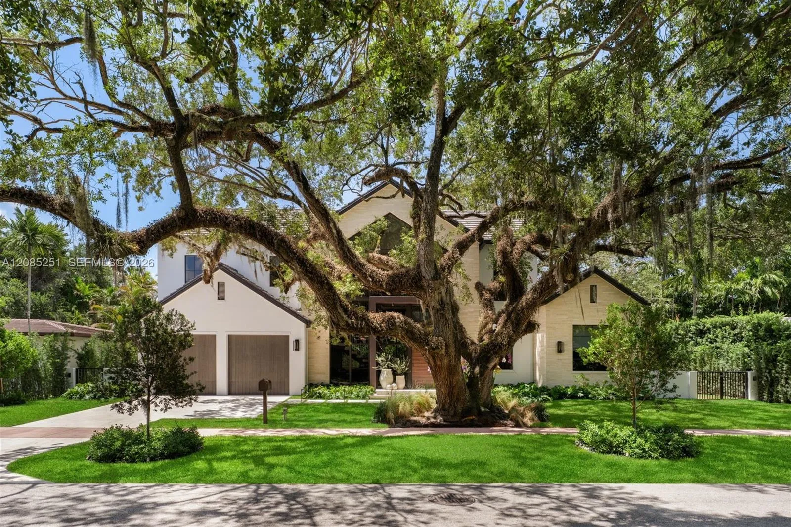 Foto de propiedad en 418 Castania Avenue, Coral Gables, FL 33146 Coral Gables con MLS# 
