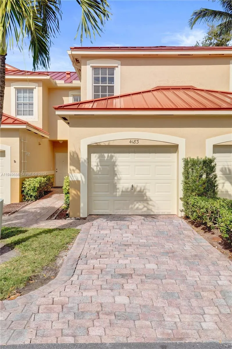 Foto de propiedad en 4183 Crystal Lake Drive, Deerfield Beach, FL 33064 Deerfield Beach con MLS# 