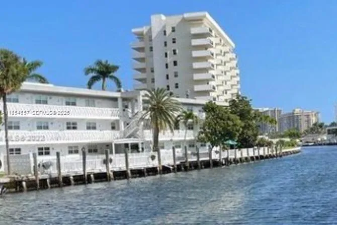 Foto de propiedad en 419 Golden Isles Drive 305, Hallandale Beach, FL 33009 Hallandale Beach con MLS# 