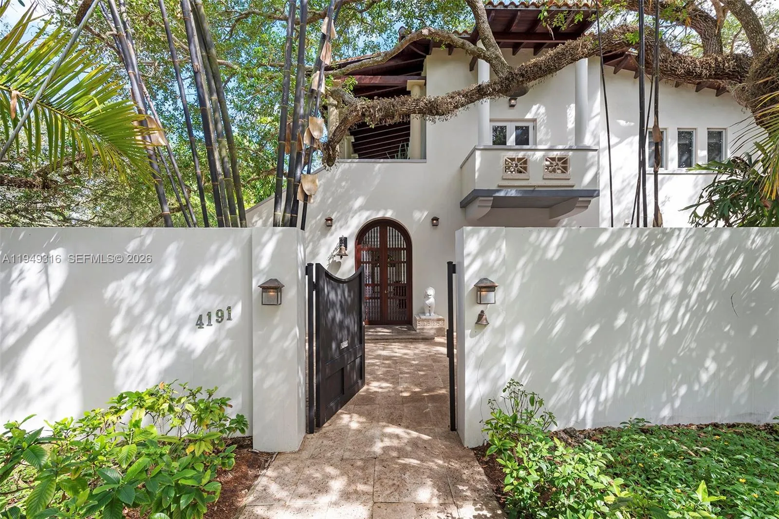 Foto de propiedad en 4191 Lybyer Avenue, Miami, FL 33133 Miami con MLS# 