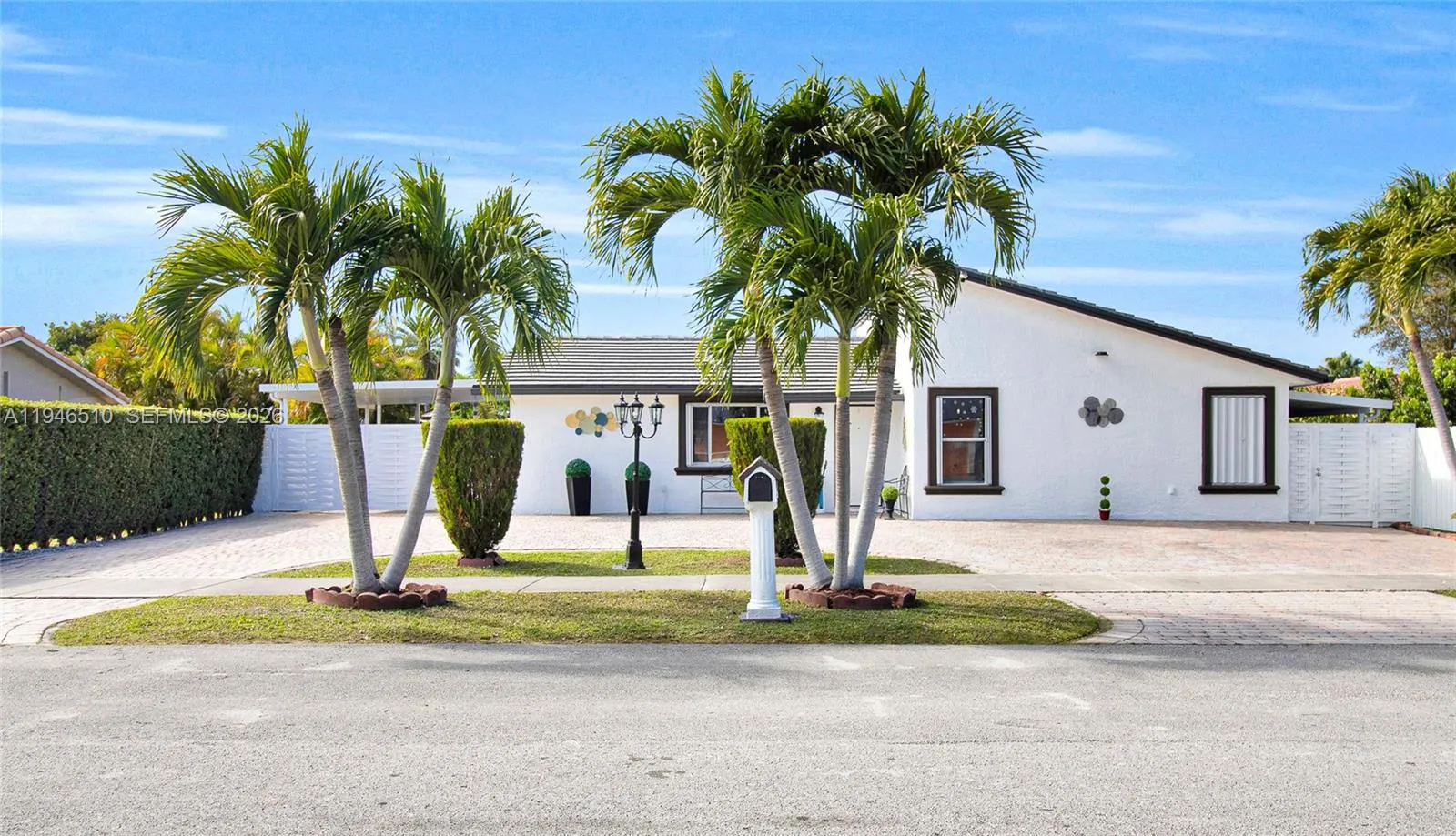 Foto de propiedad en 42 NW 132nd Place, Miami, FL 33182 Miami con MLS# 