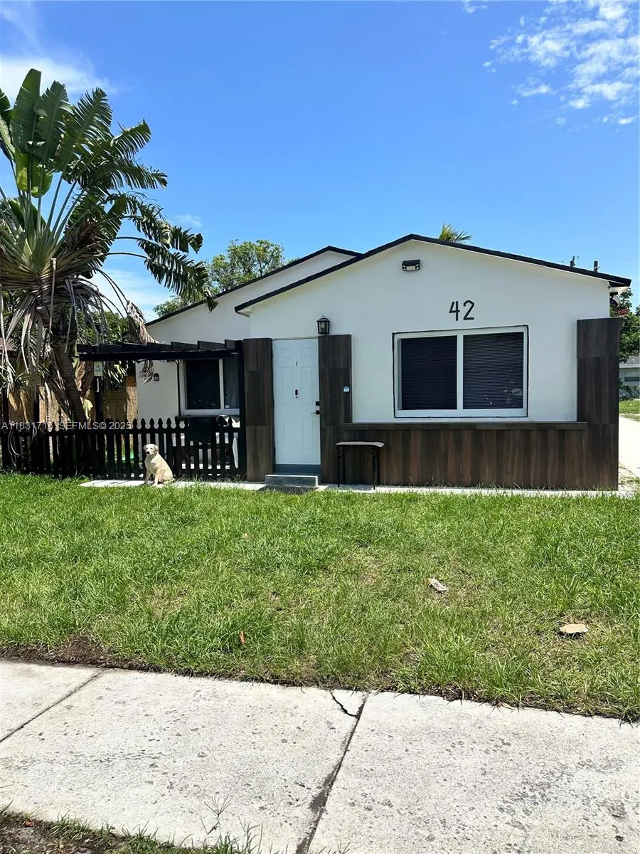 Foto de propiedad en 42 SE 10th Terrace, Dania Beach, FL 33004 Dania Beach con MLS# 