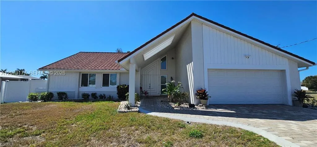 Foto de propiedad en 420 SE 15th Terrace, Cape Coral, FL 33990 Cape Coral con MLS# 