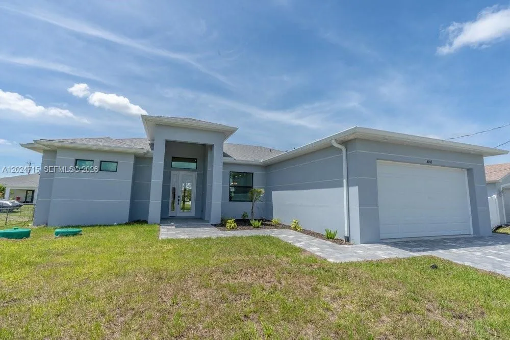 Foto de propiedad en 4203 11th Street W, FL 33971  con MLS# 