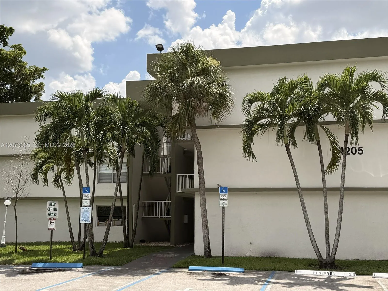 Foto de propiedad en 4205 N University Drive 202, Sunrise, FL 33351 Sunrise con MLS# 