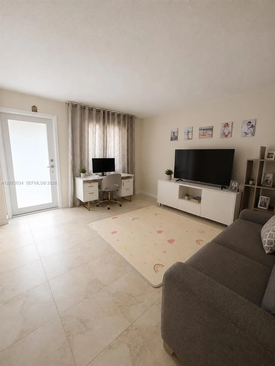 Foto de propiedad en 421 NE 1st Street 217, Hallandale Beach, FL 33009 Hallandale Beach con MLS# 