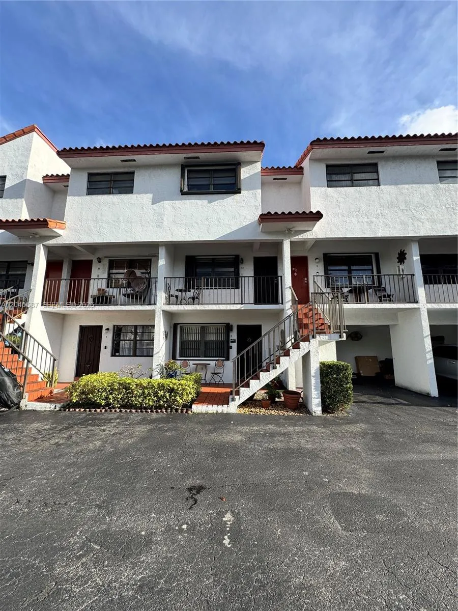 Foto de propiedad en 421 Swallow Drive 10, Miami Springs, FL 33166 Miami Springs con MLS# 