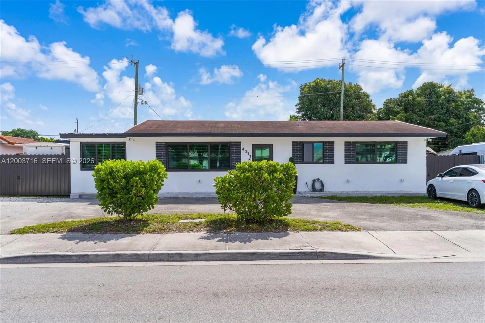 Vendido 4211 W 8th Avenue, Hialeah, FL 33012, Hialeah, FL 33012