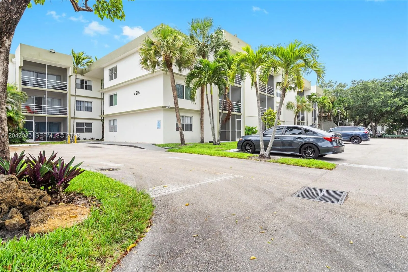 Foto de propiedad en 4215 N University Drive 305, Sunrise, FL 33351 Sunrise con MLS# 
