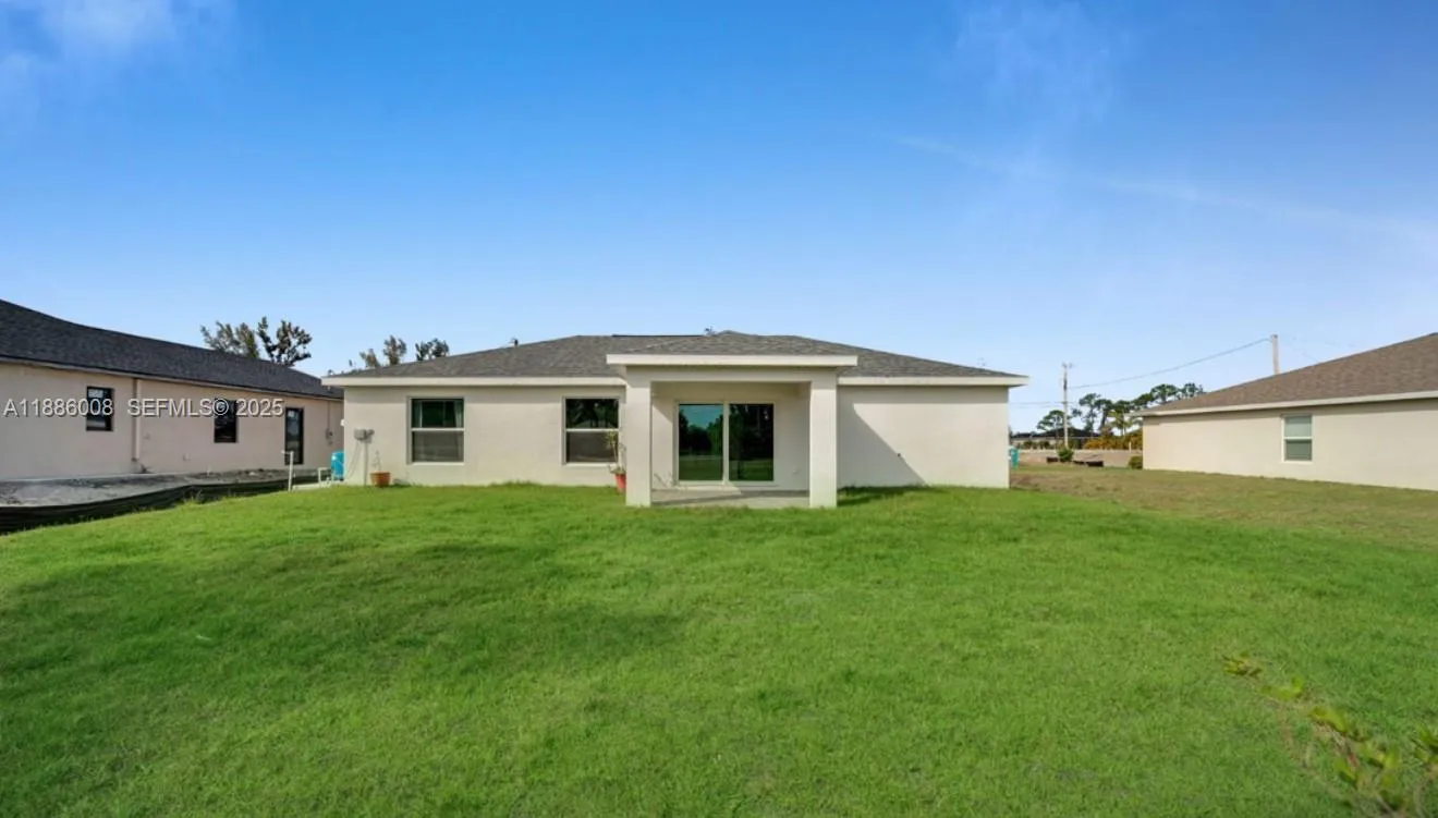 Foto de propiedad en 4217 NE 23rd Place, Cape Coral, FL 33909 Cape Coral con MLS# 