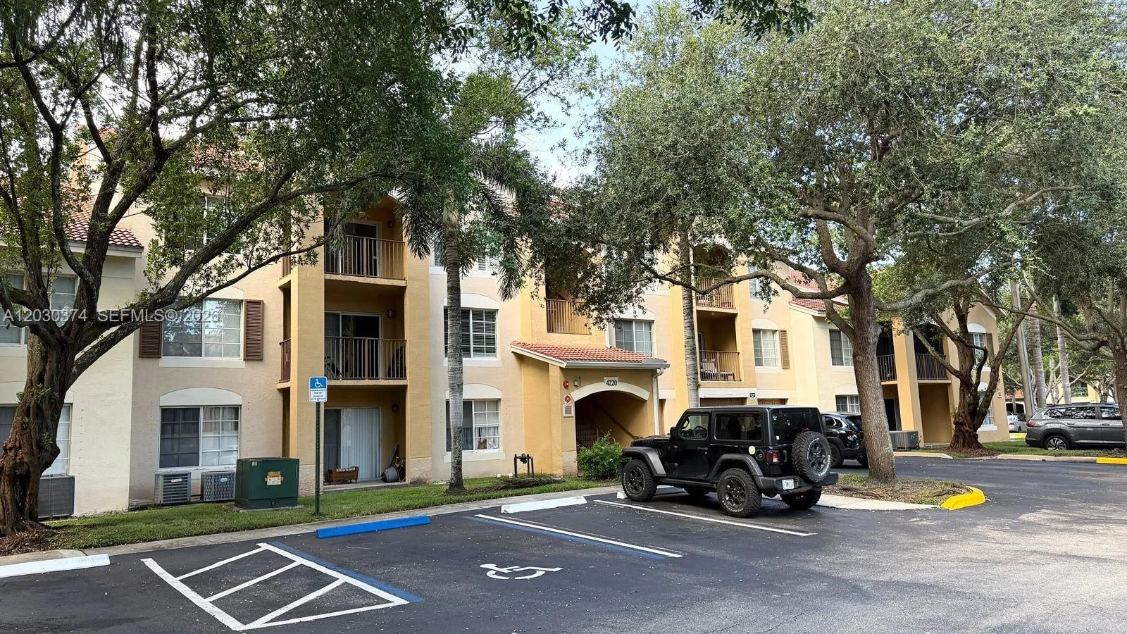 Foto de propiedad en 4220 San Marino Boulevard 303, West Palm Beach, FL 33409 West Palm Beach con MLS# 